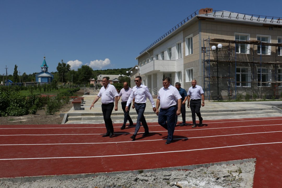 В Тарасовском районе капитально ремонтируют школу и строят водопровод