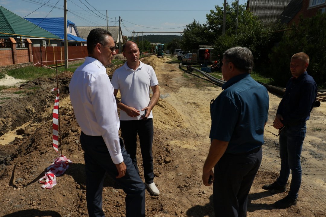 В Тарасовском районе капитально ремонтируют школу и строят водопровод